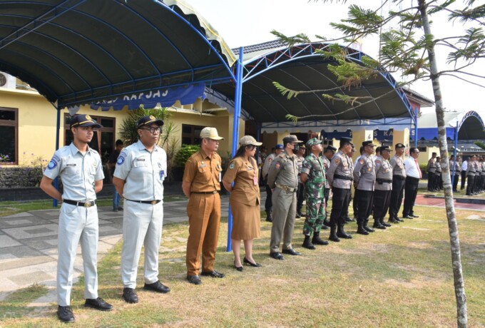 APEL: Staf Ahli Bupati Kapuas Ekonomi, Keuangan Pembangunan Drs. Jaya (tiga dri kiri) bersama Kepala PD Lingkup Pemkab Kapuas dan jajaran Forkopimda Kabupaten Kapuas saat Apel Gelar Pasukan Operasi Zebra Telabang-2023, Senin (4/9).