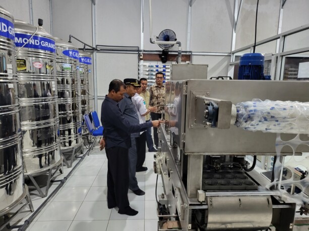 SONY/KALTENG POS  KUNKER: Anggota DPRD Kobar ketika melakukan Kunker ke laboratorium air minum Kinum milik Perumda Tirta Arut, belum lama ini.