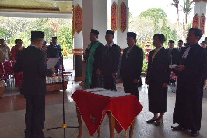 HUMAS SETDA KATINGAN PELANTIKAN: Bupati Katingan Sakariyas ketika melantik dan mengambil sumpah janji pejabat administrator, dan pejabat pengawas di lingkungan Pemerintah Kabupaten (Pemkab) Katingan, Jumat (8/9).