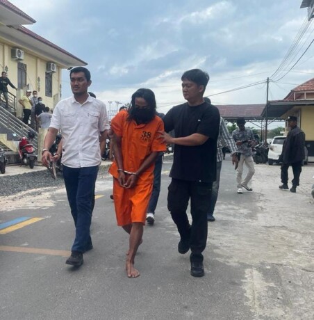 GALIH/KALTENG POS PANTAS DIHUKUM MATI: Tersangka SW digiring oleh anggota Satreskrim Porles Kapuas, Rabu (13/9).