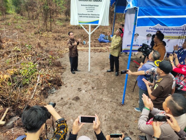 JERI / KALTENG POS PEMBANGUNAN: Bupati Katingan Sakariyas didampingi Rektor Universitas Terbuka Prof Ojat Darojat ketika menarik tirai plang tanah milik Universitas Terbuka yang akan dibangun di Kota Kasongan, Kamis (14/9).