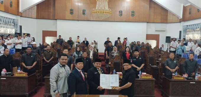 GALIH/KALTENG POS SEPAKAT: Ketua DPRD Kapuas Ardiansah dan Pj Bupati Kapuas Erlin Hardi didampingi Wakil Ketua I DPRD Kapuas Yohanes, dan Wakil Ketua II DPRD Kapuas Evan Rahman Sahputra usai menyepakati APBD perubahan, Rabu (27/9).