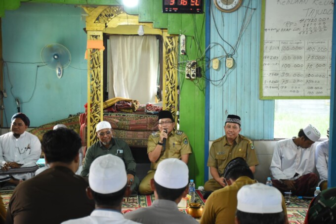 HADIRI MAULID: Pj Bupati Kapuas Erlin Hardi saat menghadiri kegiatan Maulid Nabi Muhammad SAW bertempat di Masjid Sajudin, Sei Pontik, Kelurahan Palingkau Lama, Kecamatan Kapuas Murung, Selasa (26/9).