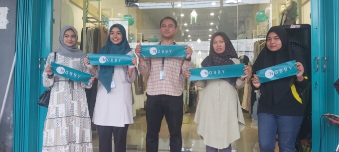 GRAND OPENING: Store Operation Head  Herman didampingi pegawai dan mitra ketika melakukan peresmian outlet Nobby di Pangkalan Bun, belum lama ini.SONY/KALTENG POS