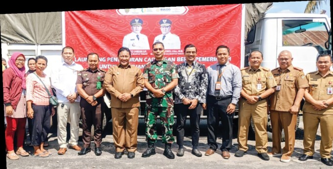 KEBERSAMAAN: Wagub Kalteng Edy Pratowo bersama pihak Perum Bulog Kanwil Kalteng dan warga penerima bantuan saat launching penyaluran pangan beras pemerintah di Gudang Bulog, Senin(11/9).