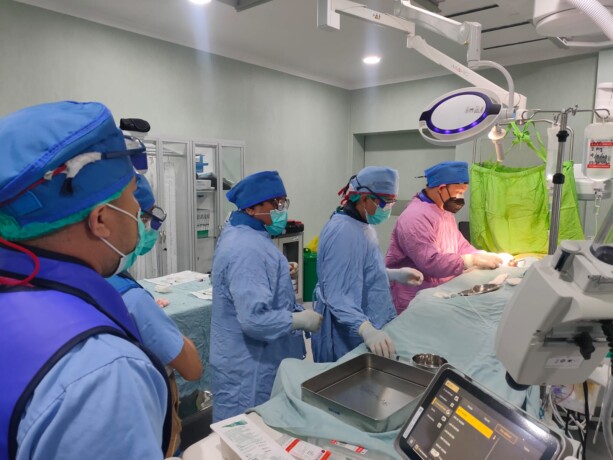 HUMAS RSDDS UNTUK KALTENG POS TINDAKAN PERTAMA : Menggunakan teknologi digital subtraction angiography, dr Gomgom Henrico Sirait SpN bersama tim melakukan tindakan kepada pasien di Ruang Cathlab RSDDS Palangka Raya, Rabu (6/9).