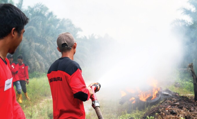 PRAKTIK : Peserta saat melakukan simulasi pemadaman api dalam rangkaian pelatihan Dalkarhutla bekerja sama dengan Manggala Agni Daops III Pangkalan Bun, di Seruyan, Kalimantan Tengah.