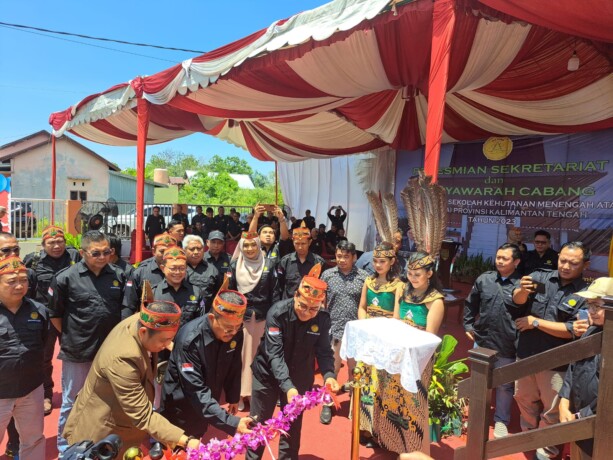 PERESMIAN: Gubernur Kalteng, H Sugianto Sabran melalui Sekda Kalteng, H Nuryakin meresmikan Sekretariat IKA-SKMA Provinsi Kalteng di Jalan Sawang Raya, Sabtu (9/9).