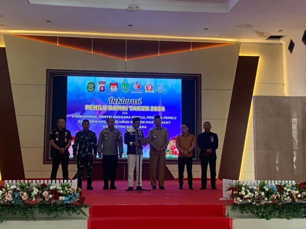 NURHALIZA/KALTENG POS PEMILU DAMAI: Bupati Sukamara, Windu Subagio (tiga dari kanan) menyaksikan Ketua KPU Sukamara membacakan Deklarasi Pemilu 2024, di Aula Kantor Bupati Sukamara, Senin (11/9).