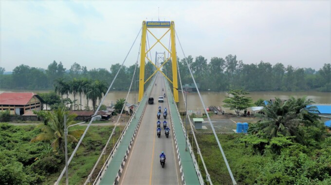 JEMBATAN BARITO: Rombongan peserta Navigate to The MAX saat melintasi Jembatan Barito, Kalsel menuju Kalteng.