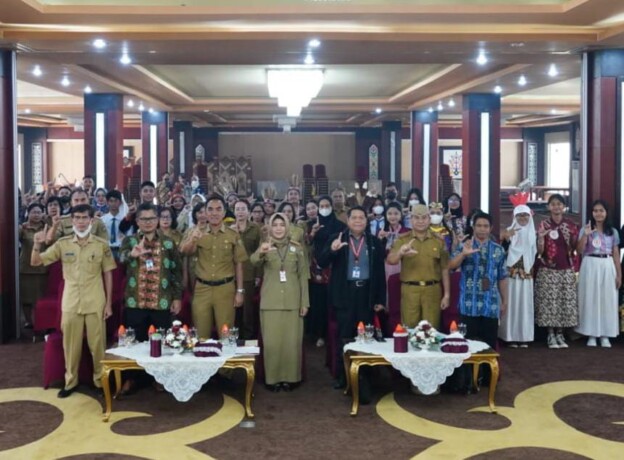 MENOLAK LUPA: Asisten Ekobang Setda Kalteng Sri Widanarni bersama Plh Kepala Dispursip Provinsi Kalteng Arthur Mukkun dan perwakilan instansi vertikal di Kalteng usai pembukaan kegiatan lomba karya tulis cerita rakyat dari Kalteng di Aula Jayang Tingang,