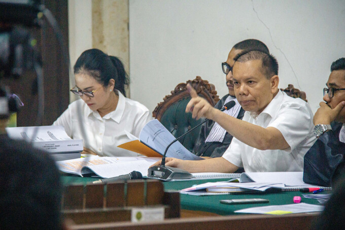TAK TERIMA: Ben menunjuk saksi Kunanto yang dianggap memberikan keterangan yang merujuk ke fitnah terhadap dirinya saat sidang Selasa (3/10). ARIEF PRATHAMA/KALTENG POS