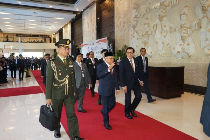 KEBERSAMAAN : Wapres Ma’ruf Amin (tengah) bersama Menteri Hukum dan Hak Asasi Manusia, Yasonna H. Laoly saat kegiatan the 61st Annual Session of AALCO di Bali (16/10/2023).