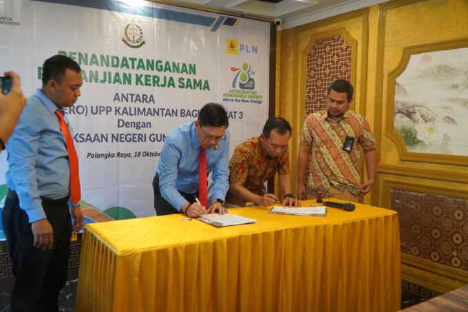 KERJA SAMA : PLN UIP Kalimantan Bagian Barat bersama dengan Kejaksaan Negeri Kabupaten Gunung Mas melakukan penandatanganan PKS dalam rangka memperlancar pembangunan transmisi dan gardu induk di Palangka Raya, Rabu (18/10/2023).