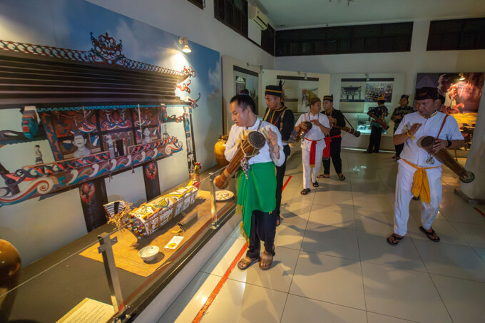 MERAWAT TRADISI: Tujuh orang basir melakukan ritual pembersihan terhadap hal-hal yang diangaap negatif yang ada pada benda-benda bersejarah di Museum Balanga. ARIEF PRATHAMA/KALTENG POS