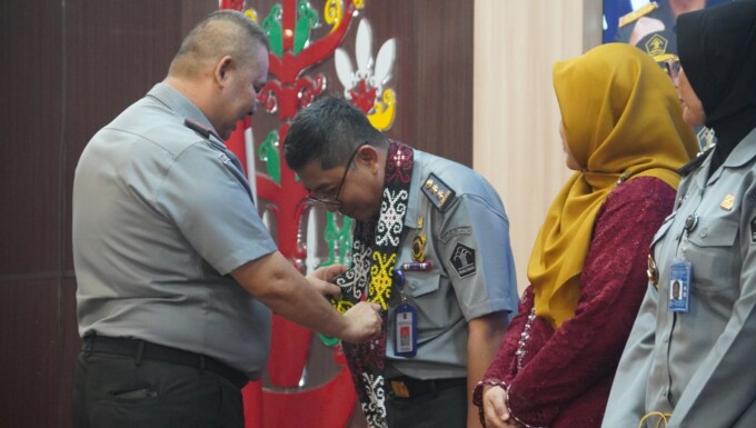 PISAH SAMBUT : Kepala Kantor Wilayah Kementerian Hukum dan HAM Kalteng Hendra Ekaputra saat acara pisah sambut bagi Pimpinan Tinggi Pratama Kantor Wilayah Kementerian Hukum dan HAM Kalimantan Tengah, di Aula Mentaya Kanwil Kemenkumham Kalteng, Senin (02/1
