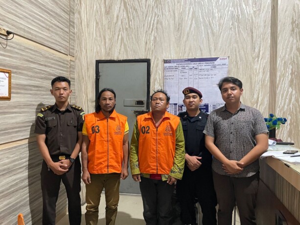DITAHAN : Dua Mantan Kades Sungai Dau inisial A dan S ketika akan dijebloskan ke dalam Lapas Klas II B Pangkalan Bun, Kamis (5/10). KEJARI KOBAR UNTUK KALTENG POS