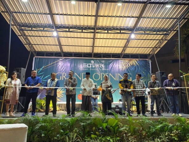 PERESMIAN: Direktur ELTIBIZ Rizky Mahendra MM didampingi Direktur ELTIPARK Silvia Yunita ST bersama perwakilan mitra melakukan pemotongan pita sebagai tanda Grand Opening ELTIPARK. GILANG/KALTENGPOS