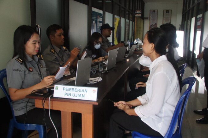 SUASANA : Peserta tes SKD CAT saat proses rekrutmen Calon Pegawai Negeri Sipil (CPNS) Kemenkumham Kalteng Tahun 2023 di Aula Mentaya Kanwil Kemenkumham Kalteng, Senin (13/11/2023).