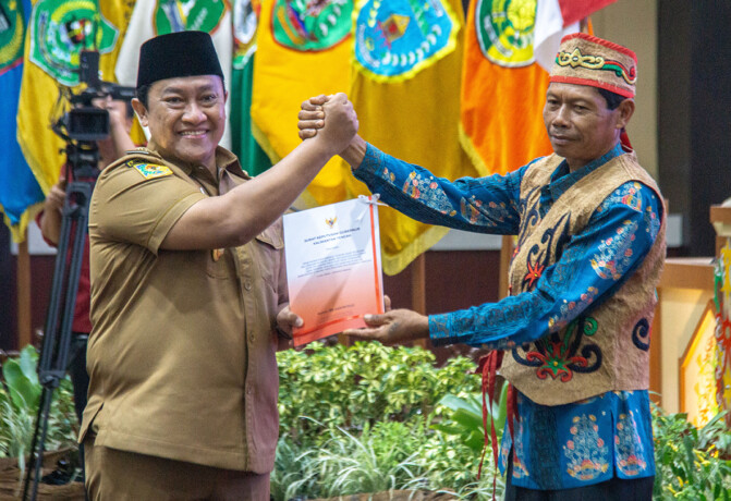 JAGA KEPERCAYAAN NEGARA: Wagub Kalteng Edy Pratowo menyerahkan  SK Gubernur tentang Penetapan Masyarakat Hukum Adat Rungan kepada Ketua MHA Rungan, Hermanto. ARIEF PRATHAMA/KALTENG POS