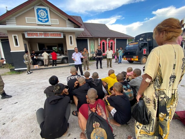 DITERTIBKAN: Sejumlah anak jalanan yang berkeliaran di Kota Kasongan dan sekitarnya, ditertibkan oleh Satpol PP dan Damkar Kabupaten Katingan bekerja sama dengan Unit Samapta Polres Katingan, beberapa waktu lalu. SATPOL PP DAN DAMKAR KATINGAN