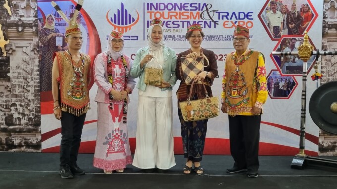 KHAS BUDAYA: Pengurus DAD Kalteng menampilkan berbagrai kerajinan khas Dayak saat mengikuti pameran Indonesia Tourisme and Trade Investment Expo di Discovery Mall Bali, kegiatan dilaksanakan 7-10 Desember. (FOTO : DAD UNTUK KALTENG POS)