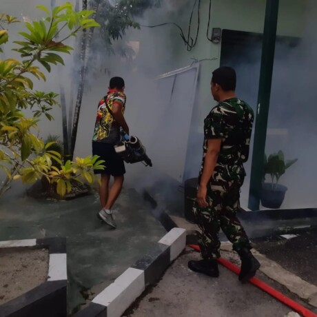 FOGGING : Personel Kodim 1014/Pbn fogging sekitar asrama dan perkantoran di Makodim 1014 Pangkalan Bun, Kamis (30/11/23). ( FOTO : PENDIM 1014/PBN )