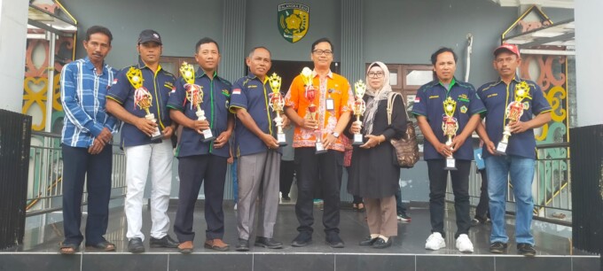 KEBERSAMAAN: Kepala DPKP Kota Palangka Raya Sugiyanto SPt MSi (empat dari kanan) foto bersama perwakilan kelompok tani saat memperlihatkan piala lomba Peda KTNA yang berhasil diraih, Jumat (1/12/23). ( FOTO : HIKYANT/KALTENG POS )