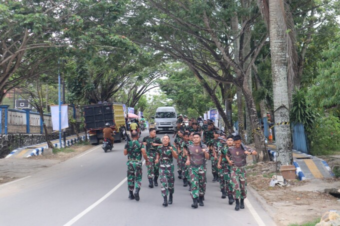 LARI BERSENJATA : Prajurit Kodim 1013/Mtw lari bersenjata untuk menjaga kebugaran fisik dalam Kota Muara Teweh, Kabupaten Barito Utara, Senin (27/11/23). ( FOTO : PENDIM 1013/MTW )