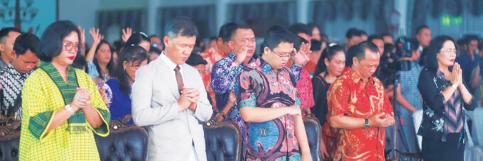 KHUSYUK: Ketua Panitia Natal Keluarga Besar Bank Kalteng Sventry T silay (dua dari kiri) ketika mengikuti ibadah Natal, Jumat (15/12).