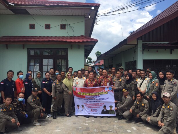 PANTAU: Bupati Kotim, H Halikinnor usai memantau kegiatan tes urine di lingkungan Satpol PP Kotim, Kamis (30/11/23). ( FOTO : RUSLI/ KALTENG POS )