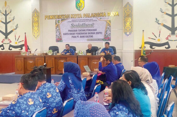 SOSIALISASI : Kepala BPKAD Kota Palangka Raya Andri Permana (depan, kiri) saat mengikuti sosialisasi KKPD, baru baru ini.