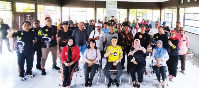 MAKSIMALKAN PAJAK : Kepala BPPRD Palangka Raya Emi Abriyani saat sosialisasi kewajiban pembayaran BPHTB dan PBB-P2 kepada RT RW di Aula Kelurahan Pahandut, baru-baru ini.