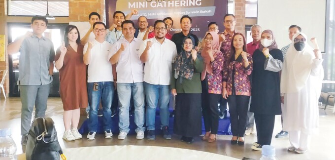 KEMITRAAN : CBTM PT Bank Syariah Mandiri Amri Lukman (enam dari kanan), Kepala Cabang MUF Budi Rahmadi (empat dari kiri) dan staf foto bersama tamu undangan mini gathering, Kamis (13/12).