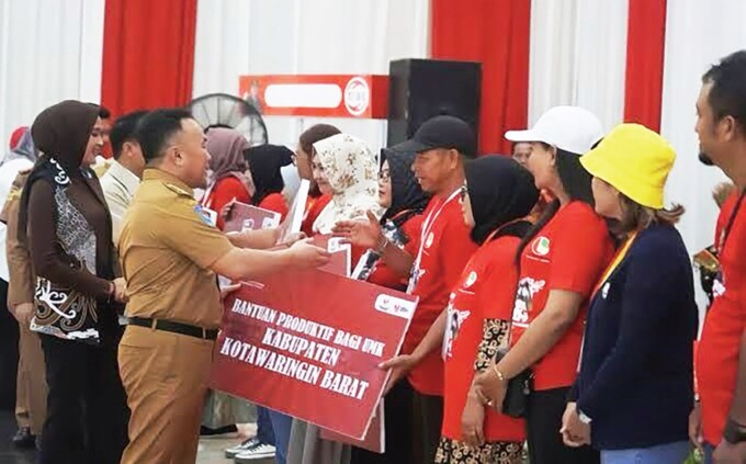 SIMBOLIS : Gubernur Kalteng H Sugianto Sabran SIP saat menyerahkan bantuan kepada perwakilan pelaku UMKM binaan pada kegiatan jambore UMKM wilayah barat, di Kabupaten Kotawaringin Barat, pada 5 September 2023.