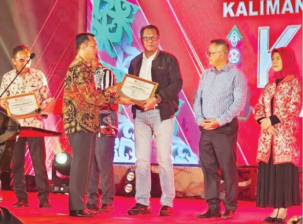 BANGGA : Kepala Dislutkan Prov Kalteng H Darliansjah saat menerima Anugerah Penyiaran KPID Awards 2023, di GPU Tambun Bungai Palangka Raya, Rabu (13/12).