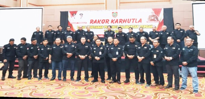 BERSINERGI : Kepala Dinas Kehutanan Kalteng H Agustan Saining SHut MSi (depan, tujuh dari kanan) foto bersama peserta rakor usai menyampaikan sambutan, Rabu (13/12).
