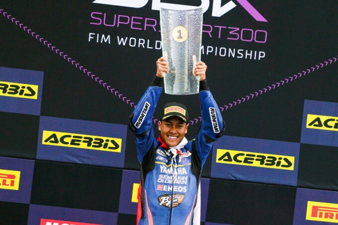 JUARA: Indonesia Raya Berkumandang Indah, Aldi Satya Mahendra Podium Juara Balap Dunia WorldSSP300 Ceko 2023.