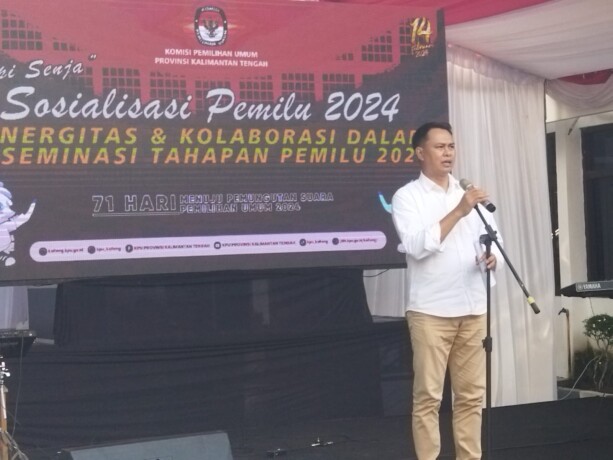SAMBUTAN : Ketua Komisi Pemilihan Umum Provinsi Kalimantan Tengah Sastriadi menyampaikan sambutan saat kopi senja bersama komunitas dan awak media, beberapa waktu lalu. (FOTO : IRPAN JURAYZ/KALTENG POS )