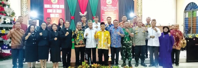 KEBERSAMAAN: Asisten II Setda Palangka Raya Aratuni Djaban serta Pejabat di Lingkup Pemko Palangka Raya foto bersama Ketua MPH Jemaat GKE Galilea Kota Palangka Raya, Pdt Lampang Tarung STh, Panitia dan Jemaat GKE Galilea dalam kegiatan pelaksanaan ibadah