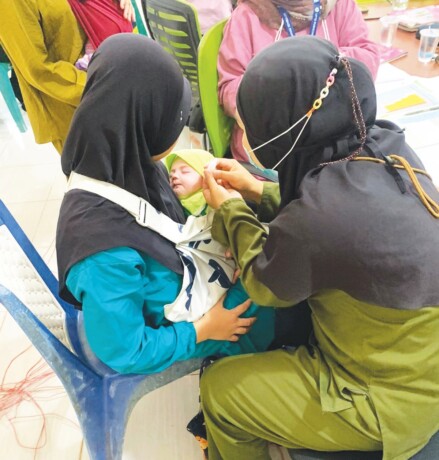 TINGKATKAN KESEHATAN : Imunisasi dasar kepada balita di Posyandu. Kerja sama Polibun MIK dengan Puskesmas Desa Sembuluh II, Danau Sembuluh, Seruyan.