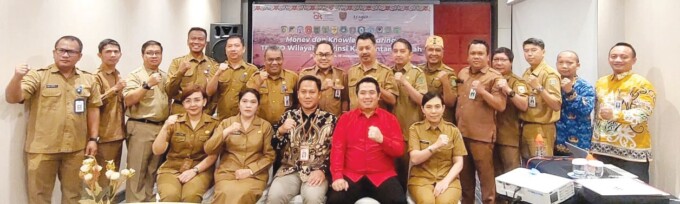 KEBERSAMAAN : Wakil Bupati Gunung Mas Ir Efrensia LP Umbing MSi dan Deputi Kepala OJK Kalteng, Erwan Suryono bersama pengurus TPAKD seluruh wilayah Kalteng foto bersama saat kegiatan monitoring dan evaluasi serta knowledge sharing di Palangka Raya.