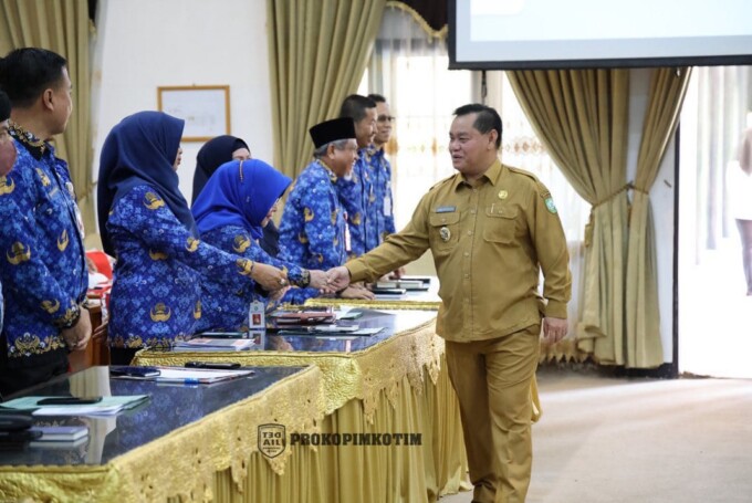 BERSALAMAN: Bupati Kotim, H Halikinnor saat bersalaman usai menghadiri rapat di Bapalitbangda, belum lama ini.( FOTO : PROKOPIM UNTUK KALTENG POS )