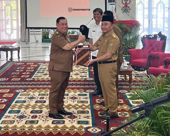 TERIMA: Bupati Kotim, H Halikinnor menerima penyerahan DIPA dan TKD tahun Anggaran 2024 yang diserahkan langsung Gubernur Kalteng, H Sugianto Sabran di Istana Isen Mulang, Palangka Raya, Jumat (1/12/23).( FOTO : PROKOPIM UNTUK KALTENG POS  )