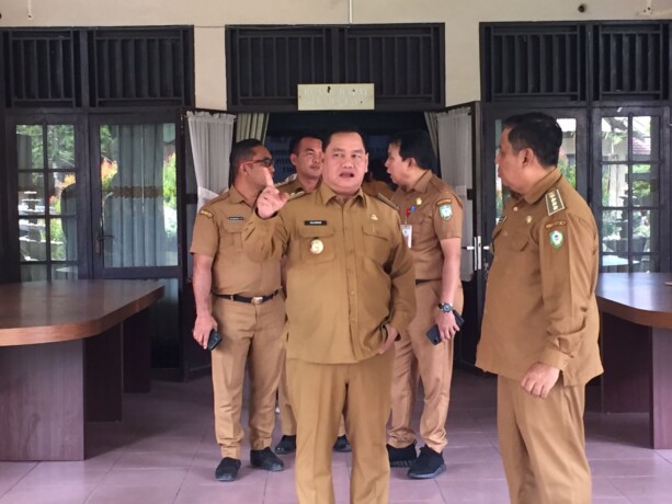 BERBINCANG: Bupati Kotim, Halikinnor saat berbincang dengan salah satu stakeholder Kotim, belum lama ini.( FOTO : RUSLI/KALTENG POS  )