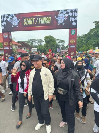 IKUTI: Bupati Kotim, H Halikinnor beserta wabup, Irawati mengikuti jalan sehat yang digelar oleh KPU Kotim, Minggu (10/12/23). ( FOTO : BAHRI/KALTENG POS )