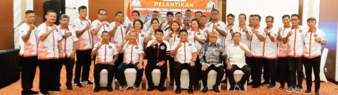 FOTO BERSAMA:Sekjen PP PELTI Hasbullah Tahir dan Ketua Harian KONI Kalteng, M Hasanuddin Noor SH SE MSi berfoto bersama dengan Ketua PELTI Kalteng H Edy Pratowo S Sos MM beserta anggota yang baru dilantik, di Hotel Aquarius Kota Palangka Raya, Kamis (28/1