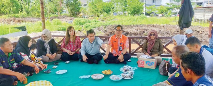 MENJALANKAN TUGAS : Kepala DPKP Kota Palangka Raya Sugiyanto (batik orange) saat berbincang dengan penyuluh pertanian, Ketua KTNA dan Ketua Kelompok Tani di Gazebo Kebun Tani DPKP Kota Palangka Raya, kompleks perkantoran Pemerintah Kota Palangka Raya, Jum