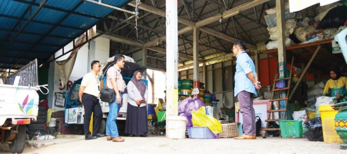 PROGRAM ANGKASA BERSINAR : General Manager PLN UID Kalselteng Muhammad Joharifin (dua dari kiri) melakukan kunjungan ke Bank Sampah Sekumpul didampingi Senior Manager Keuangan, Komunikasi dan Umum Sigit Fanani (paling kiri) dan Manager Komunikasi dan TJSL