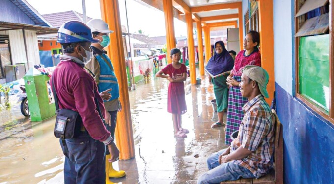 SOSIALISASI : Petugas PLN saat menyampaik tips kepada masyarakat mengenai cara aman menggunakan listrik ketika banjir, baru-baru ini.